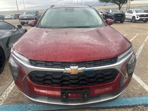 Used 2025 Chevrolet Trax LT w/ LT Convenience Package FWD image 3