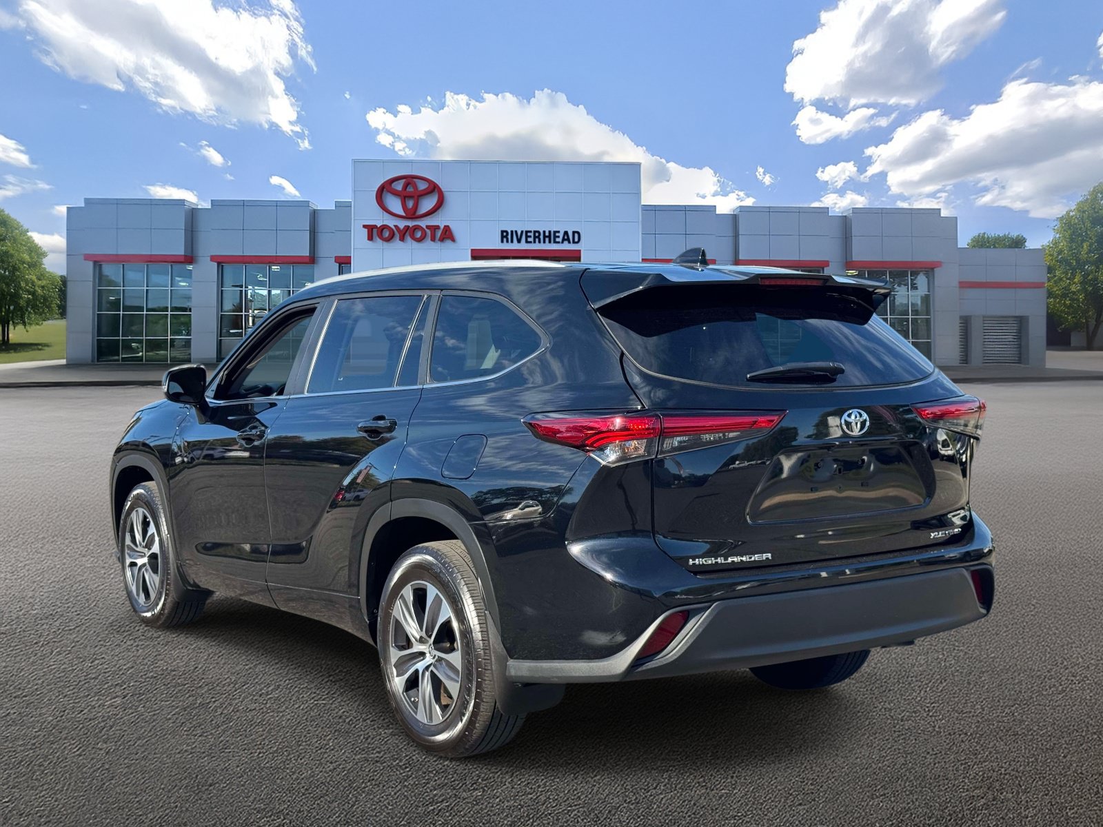 Used 2023 Toyota Highlander XLE AWD/4WD image 5