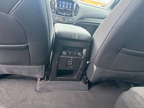 Used 2023 Chevrolet Traverse LT image 17