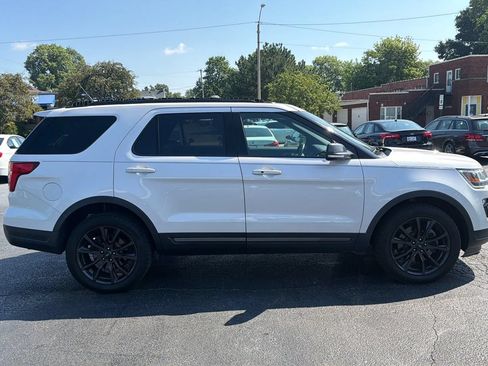 Used 2019 Ford Explorer XLT w/ Equipment Group 202A AWD/4WD image 4