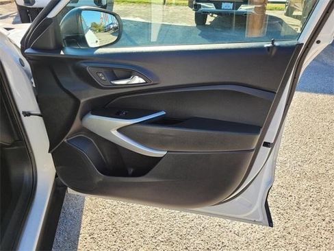 Certified 2025 Chevrolet Trax LS image 10