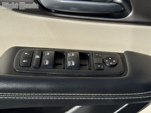 Used 2024 Chrysler Pacifica Touring-L image 19