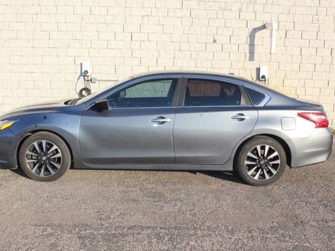 Used 2018 Nissan Altima 2.5 SV image 2