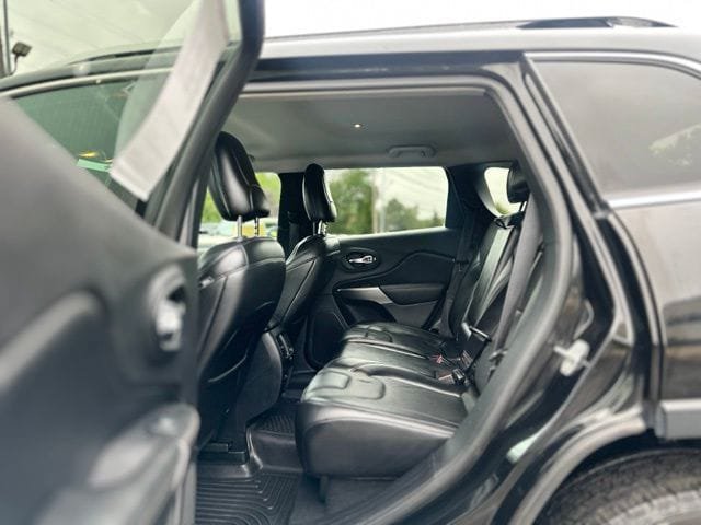 Used 2019 Jeep Cherokee Limited AWD/4WD image 18