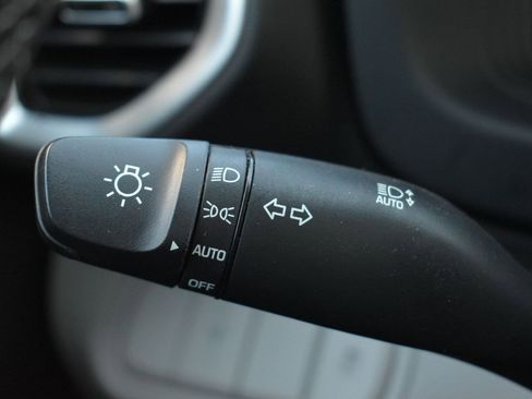 Used 2025 Hyundai Venue SEL FWD image 21