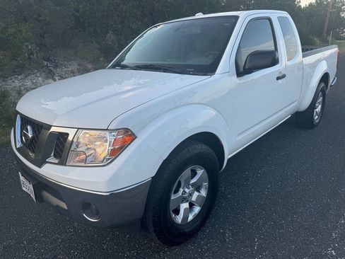 Used 2011 Nissan Frontier SV w/ SV Premium Utility Pkg image 3