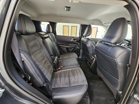 Used 2025 Mitsubishi Outlander SE AWD/4WD image 32