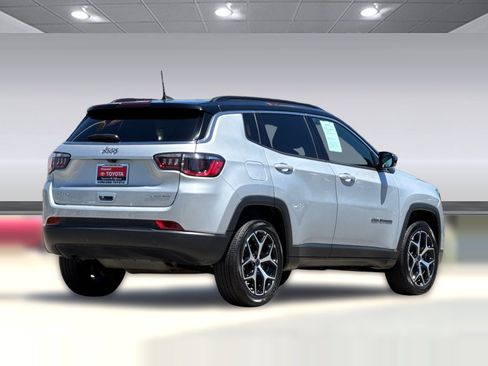 Used 2025 Jeep Compass Limited AWD/4WD image 9