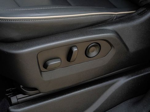 Used 2022 GMC Yukon XL SLT w/ SLT Premium Package image 32