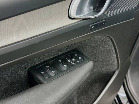 Used 2025 Volvo XC40 B5 Core image 15