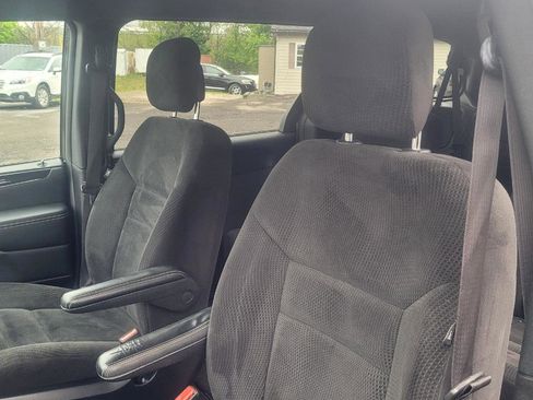 Used 2017 Dodge Grand Caravan SE FWD image 12