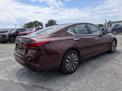 Used 2025 Nissan Altima 2.5 SV FWD image 3