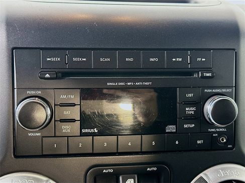 Used 2015 Jeep Wrangler Unlimited Sahara image 13