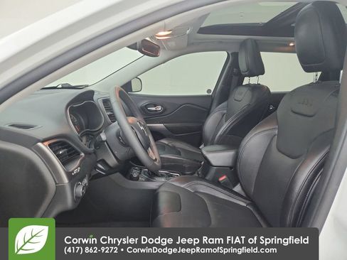 Certified 2022 Jeep Cherokee Latitude Lux w/ Sun & Sound Group AWD/4WD image 18