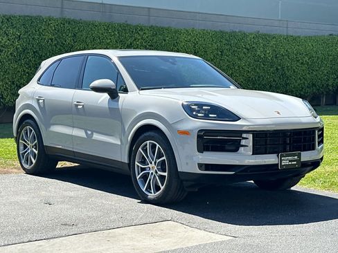 Certified 2025 Porsche Cayenne AWD/4WD image 10
