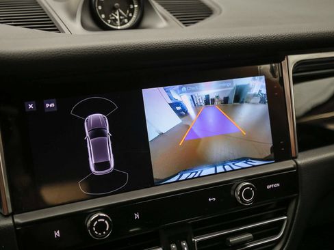 Certified 2022 Porsche Macan AWD/4WD image 27