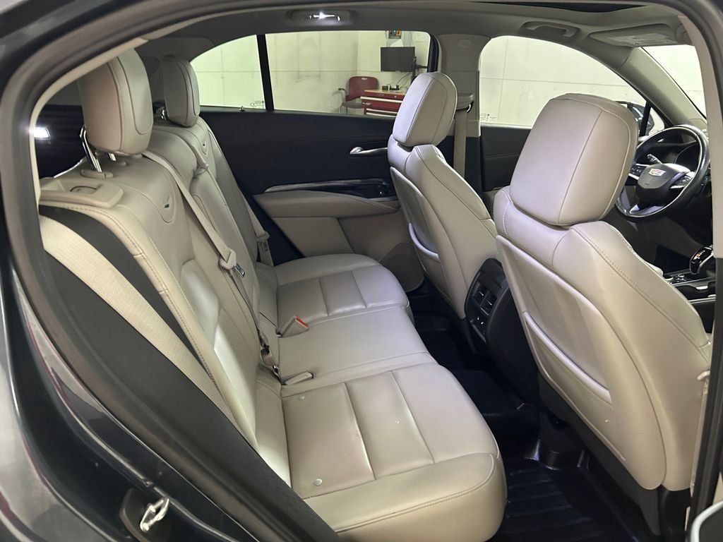 Used 2021 Cadillac XT4 Luxury w/ Cold Weather Package FWD image 17
