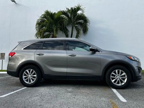 Used 2017 Kia Sorento LX w/ LX Convenience Package image 3