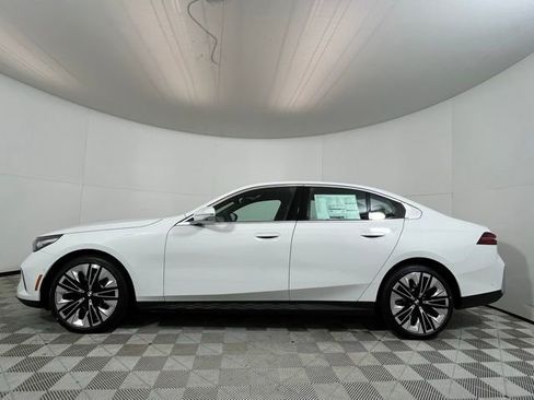 Used 2025 BMW 530i xDrive w/ Premium Package image 4