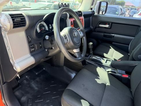 Used 2014 Toyota FJ Cruiser 4WD w/ Convenience Package image 2