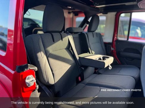 Used 2025 Jeep Wrangler Unlimited Sahara w/ Safety Group AWD/4WD image 13
