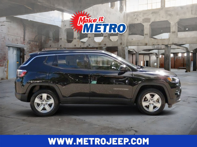 Used 2022 Jeep Compass Latitude w/ Sun and Sound Group AWD/4WD image 1