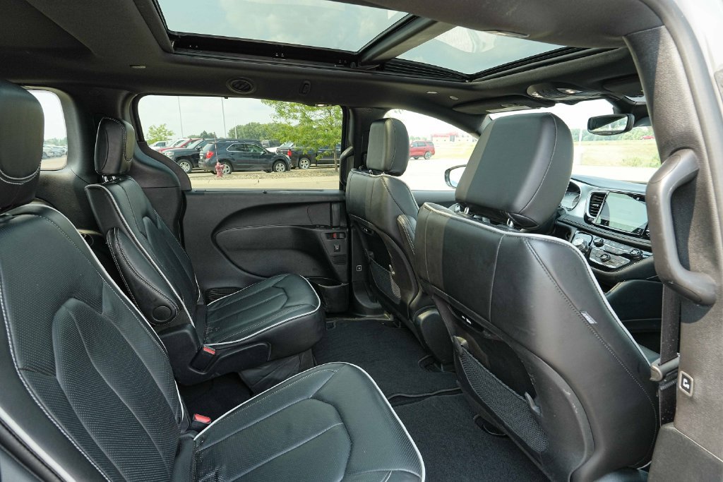 Used 2025 Chrysler Pacifica Limited FWD image 25