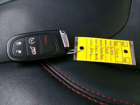 Used 2014 Jeep Cherokee Trailhawk w/ Comfort/Convenience Group AWD/4WD image 20