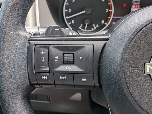 Used 2024 Nissan Rogue S AWD/4WD image 18