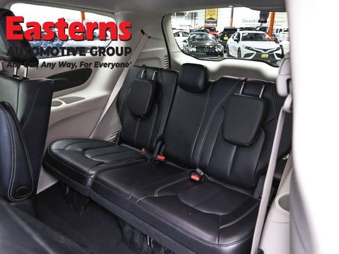 Used 2023 Chrysler Pacifica Touring-L FWD image 22