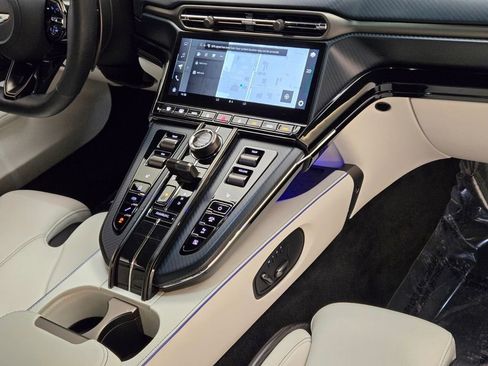 Used 2025 Aston Martin V8 Vantage Coupe image 25