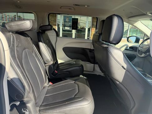 Used 2023 Chrysler Pacifica Touring-L FWD image 19