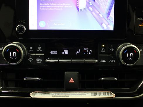 Used 2024 Toyota Highlander XLE AWD/4WD image 16