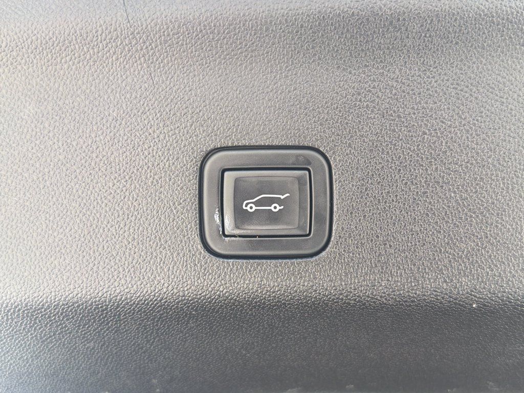 Used 2023 Chevrolet Tahoe Z71 w/ Z71 Off-Road Package AWD/4WD image 32