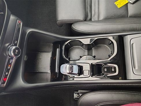 Used 2024 Volvo XC40 B5 Plus w/ Protection Package Premier image 22