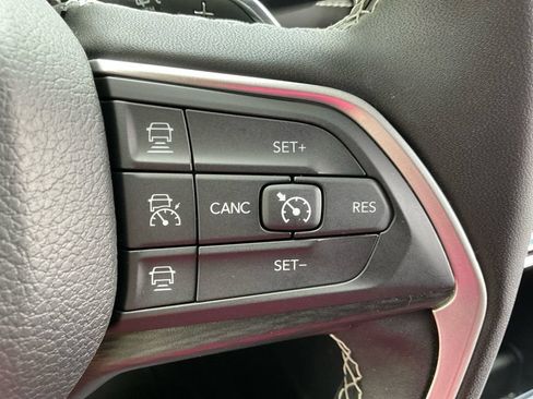 Used 2023 Jeep Grand Cherokee Laredo AWD/4WD image 29