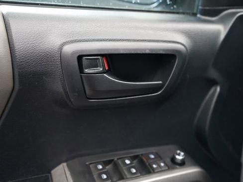 Used 2017 Toyota Tacoma SR5 AWD/4WD image 10