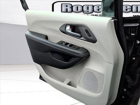 Used 2024 Chrysler Pacifica Touring-L image 20