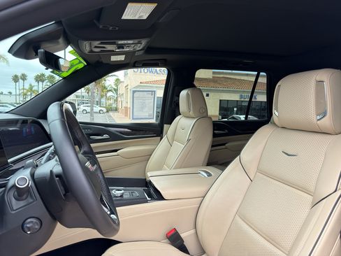 Used 2023 Cadillac Escalade Premium Luxury w/ LPO, Floor Liner Package AWD/4WD image 10