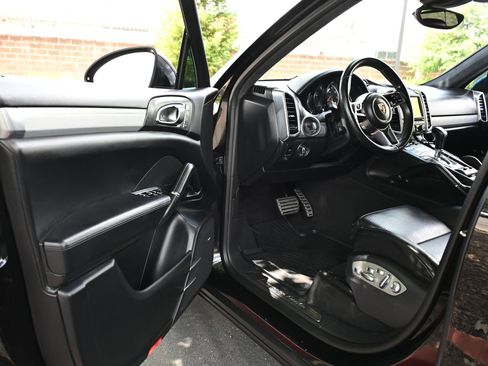 Used 2015 Porsche Cayenne Turbo AWD/4WD image 20