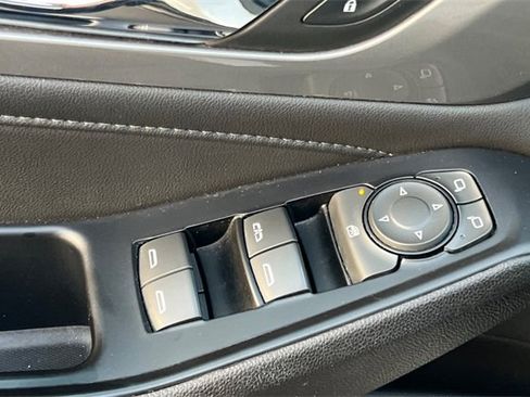 Used 2023 Chevrolet Traverse LT image 12