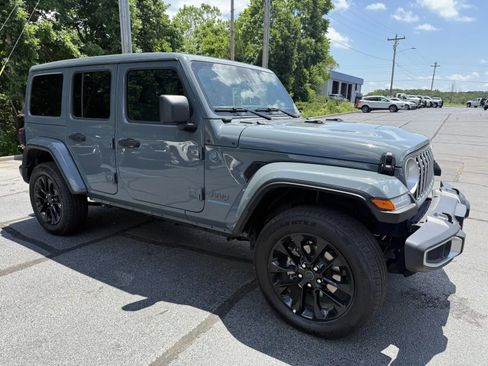 Used 2025 Jeep Wrangler Unlimited Sahara w/ Safety Group AWD/4WD image 5
