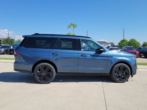 New 2027 Lincoln Navigator Reserve w/ Jet Appearance Package AWD/4WD image 2