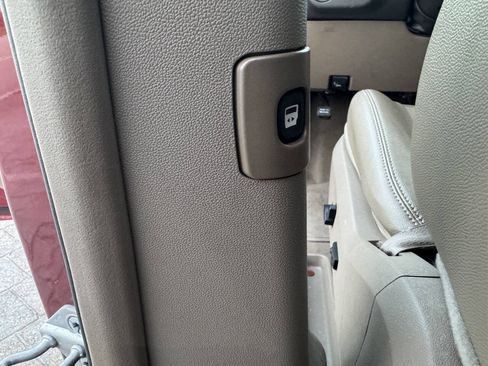 Used 2014 Chrysler Town & Country Touring-L w/ Driver Convenience Group FWD image 18