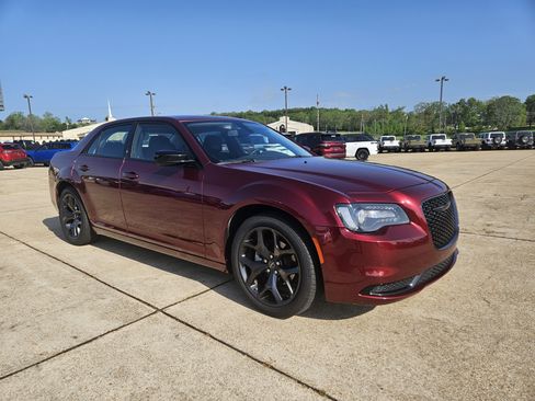 Used 2022 Chrysler 300 Touring w/ Sport Appearance Package image 8