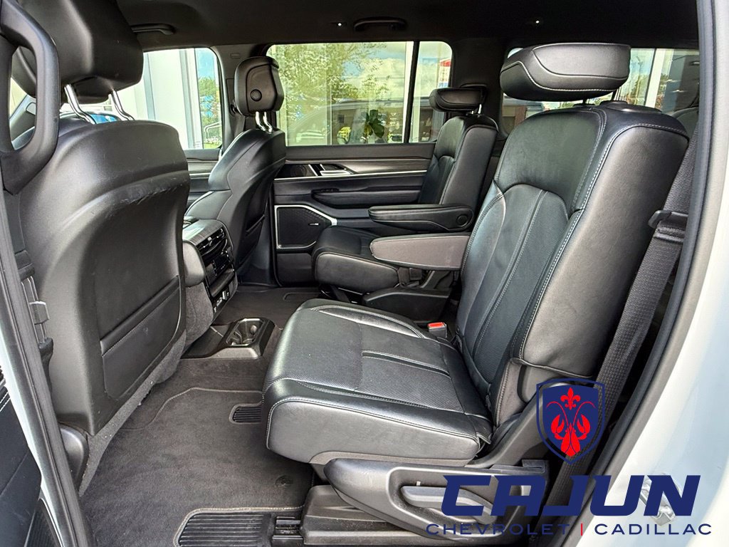 Used 2024 Jeep Wagoneer Series III AWD/4WD image 16