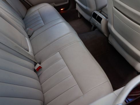 Used 2003 Lincoln Town Car Signature image 12