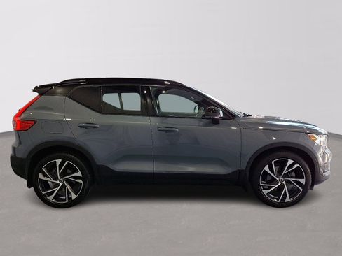 Used 2022 Volvo XC40 T5 R-Design w/ Climate Package image 5