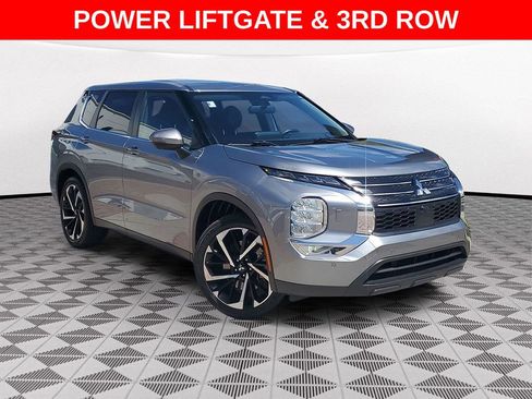 Used 2024 Mitsubishi Outlander SE image 1