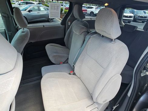 Used 2020 Toyota Sienna LE w/ LE Preferred Package FWD image 16